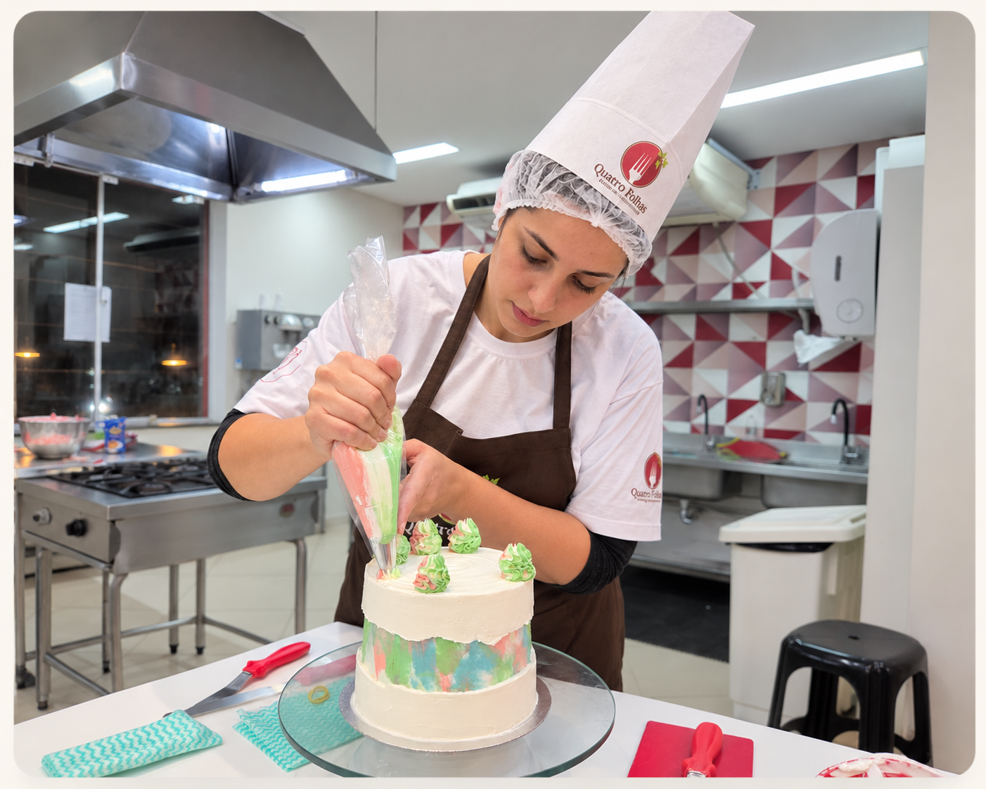 Aluna decorando bolo em aula de confeitaria