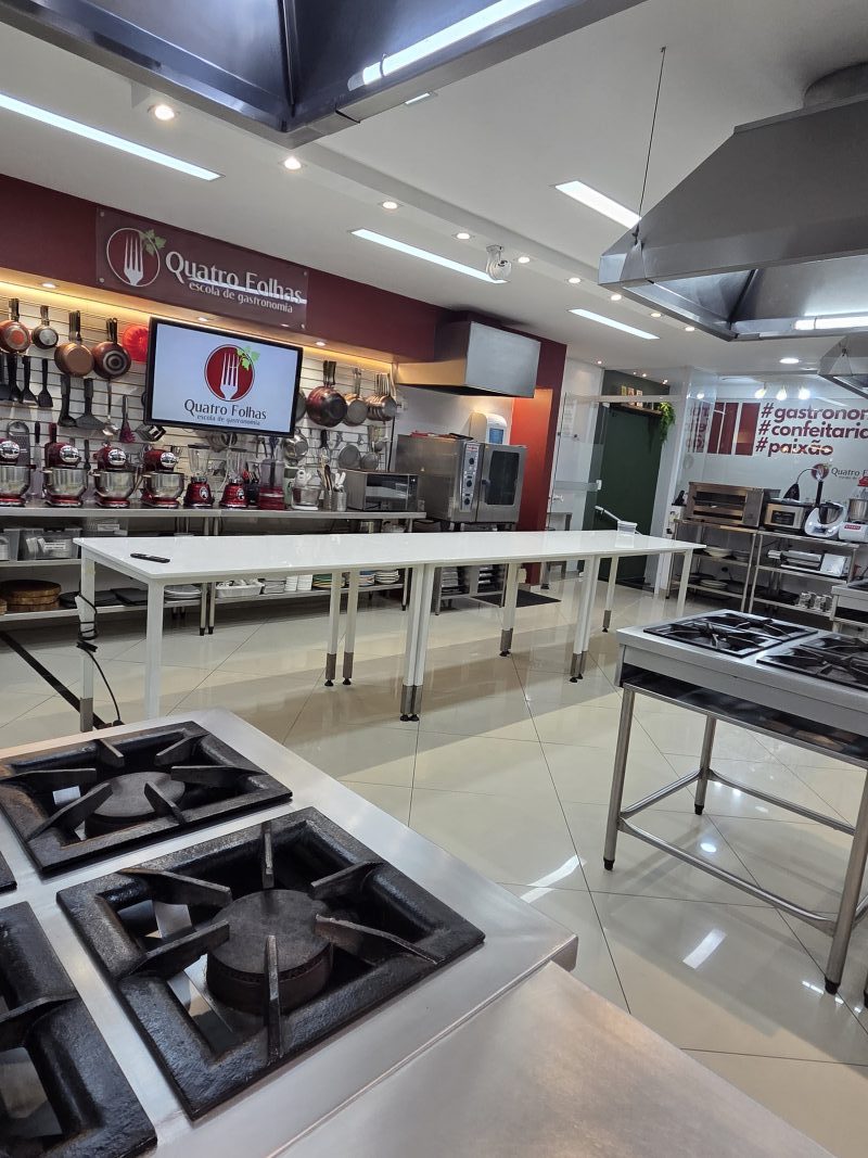 Profissionais desenvolvendo suas habilidades na cozinha da Quatro Folhas