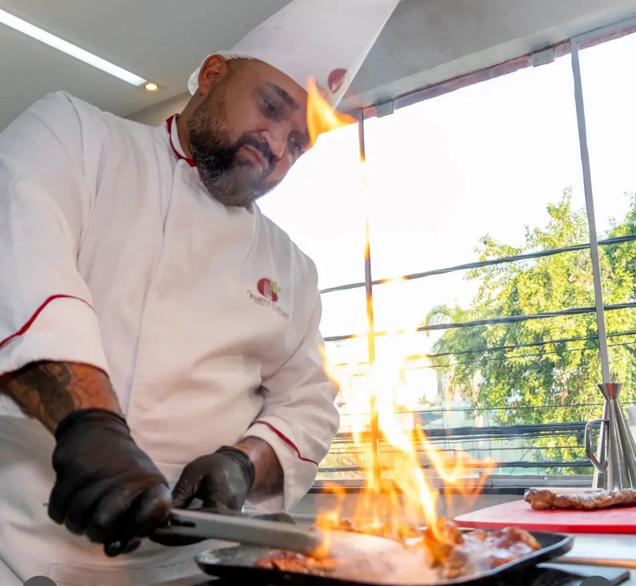 Chef em preparo com fogo