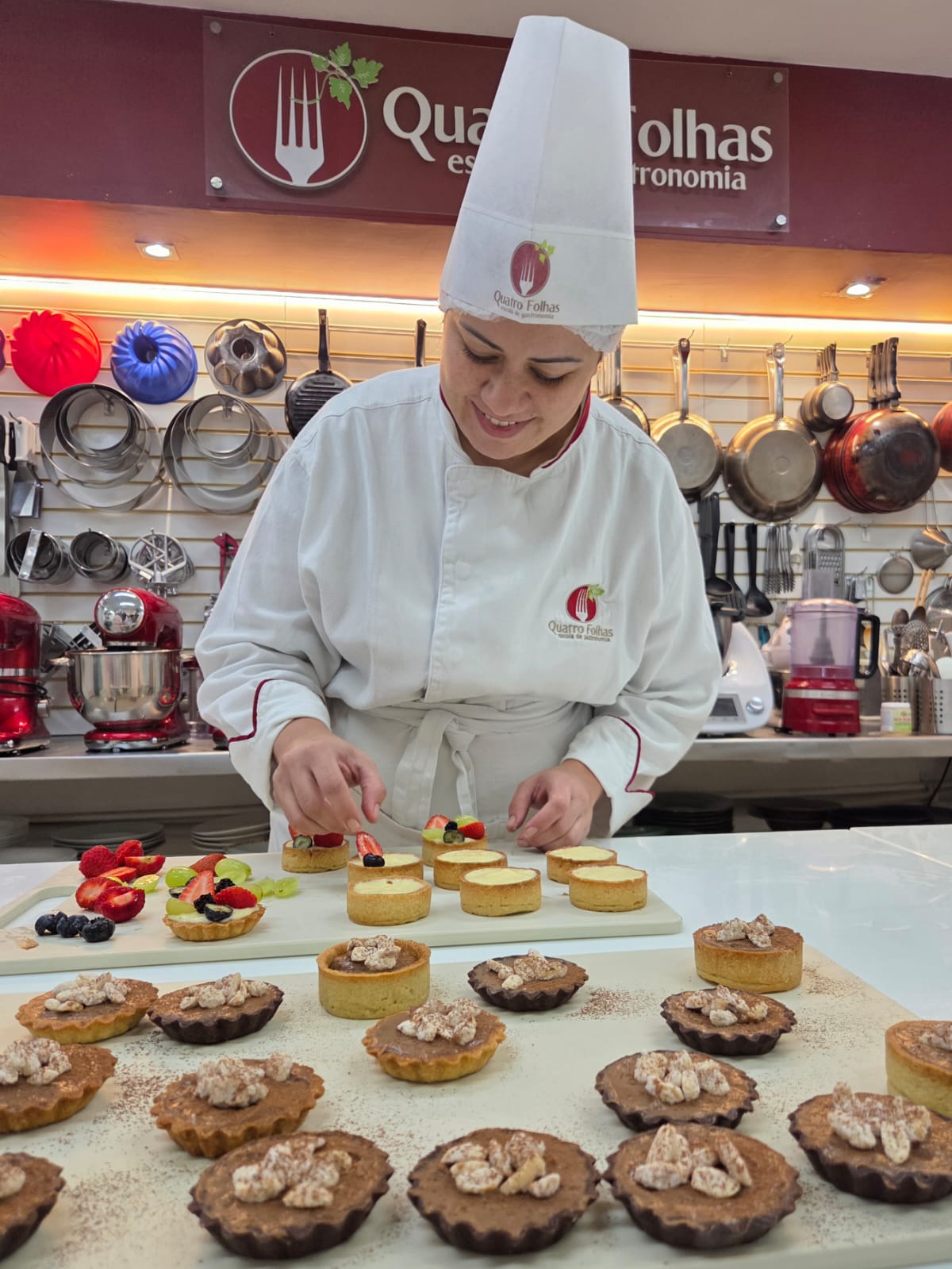 Aluna preparando confeitaria na cozinha da escola