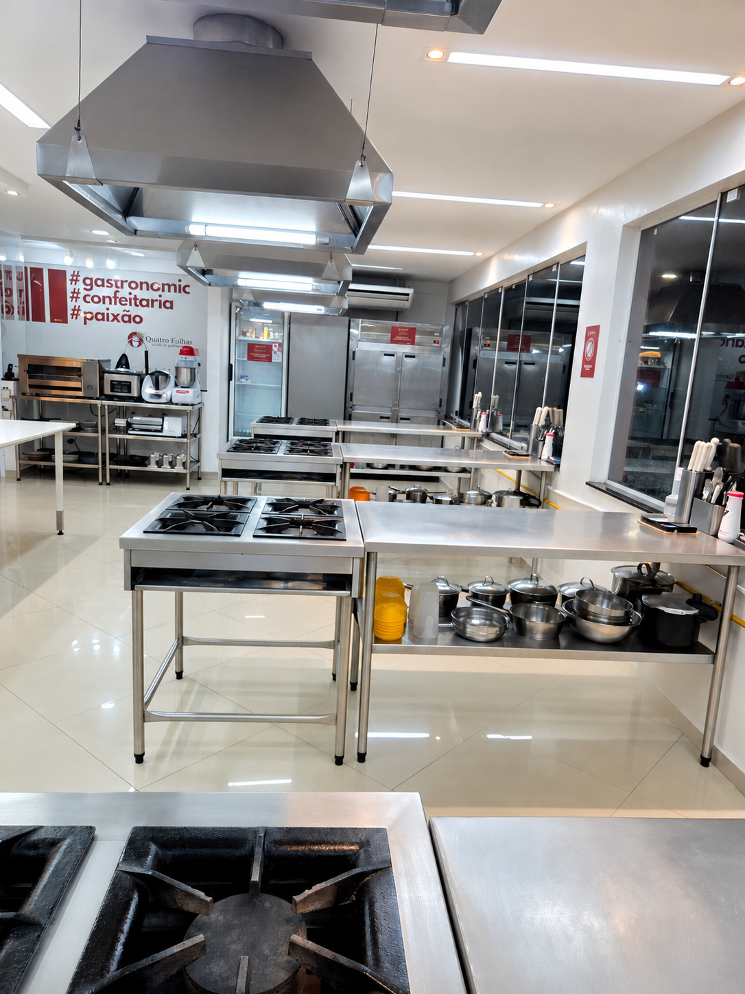 Cozinha profissional equipada da Quatro Folhas