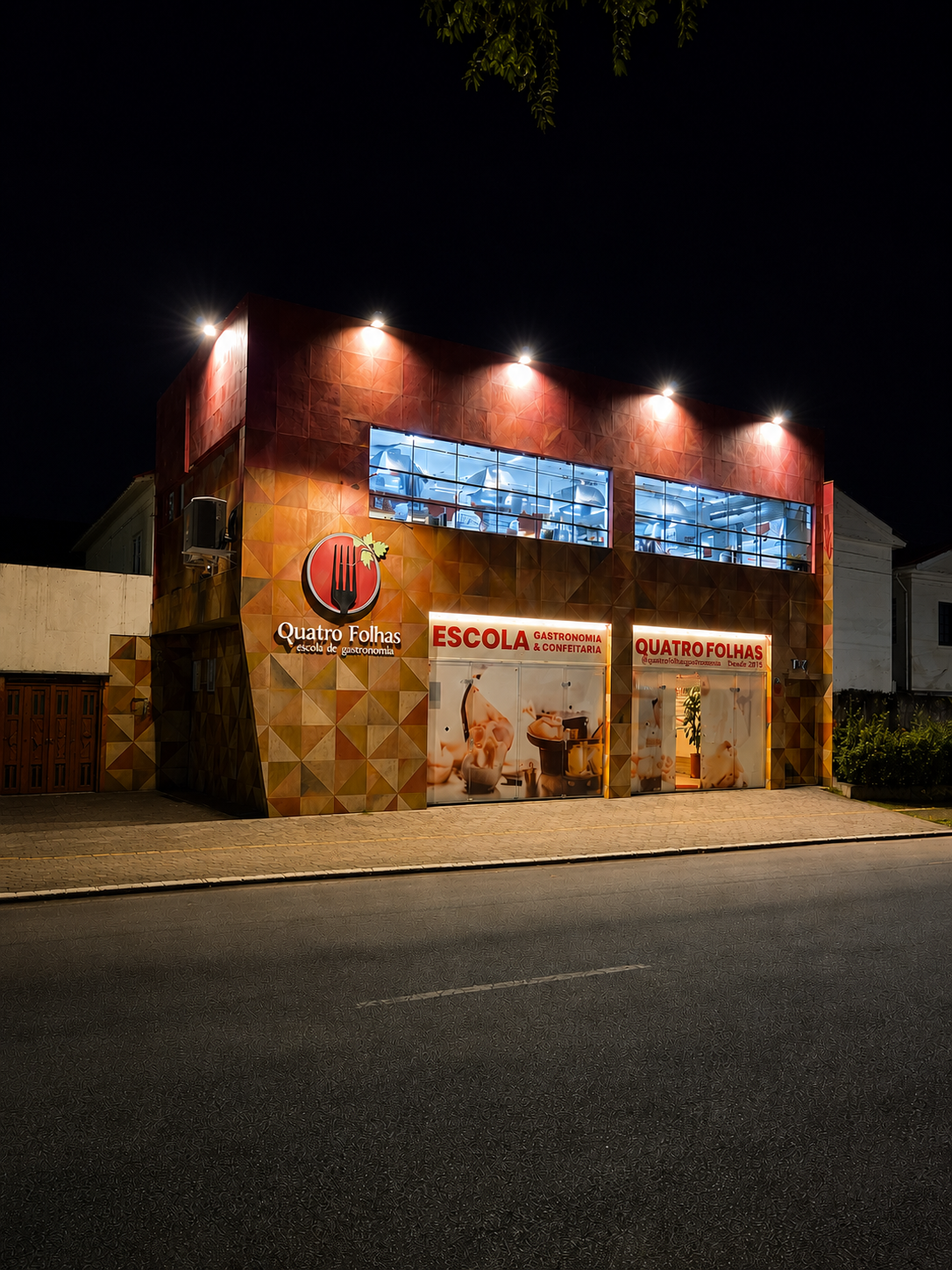 Fachada iluminada da Quatro Folhas Escola de Gastronomia