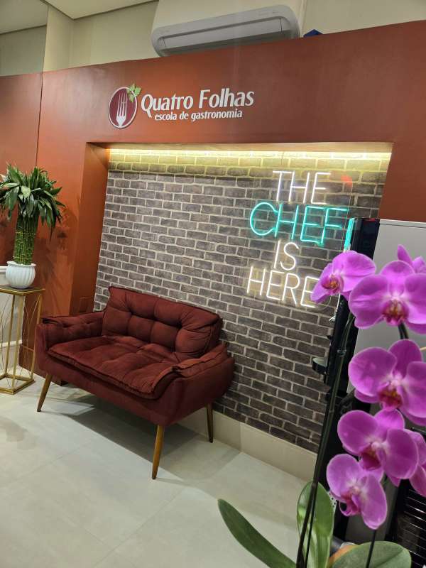 Lounge interno com letreiro The Chef is Here