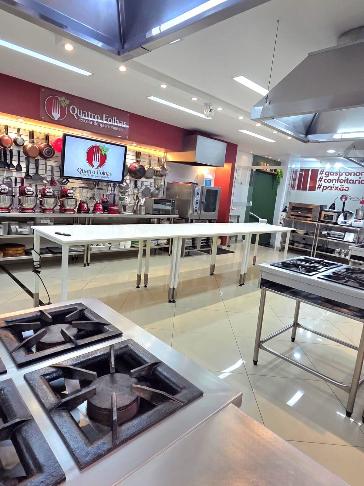 Cozinha escola equipada para aulas infantis