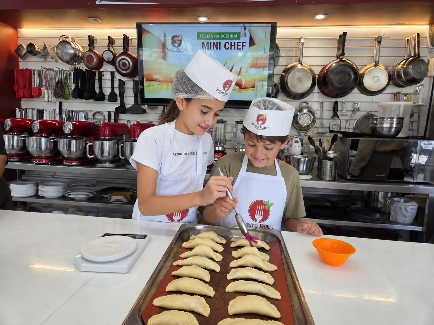 Crianças em aula prática do Mini Chef na Quatro Folhas