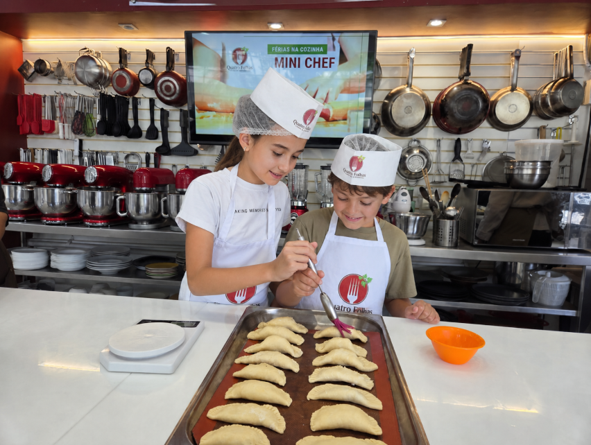 Crianças em aula do Mini Chef na Quatro Folhas