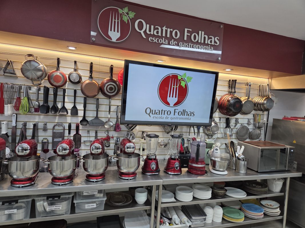 Utensílios organizados na cozinha da escola