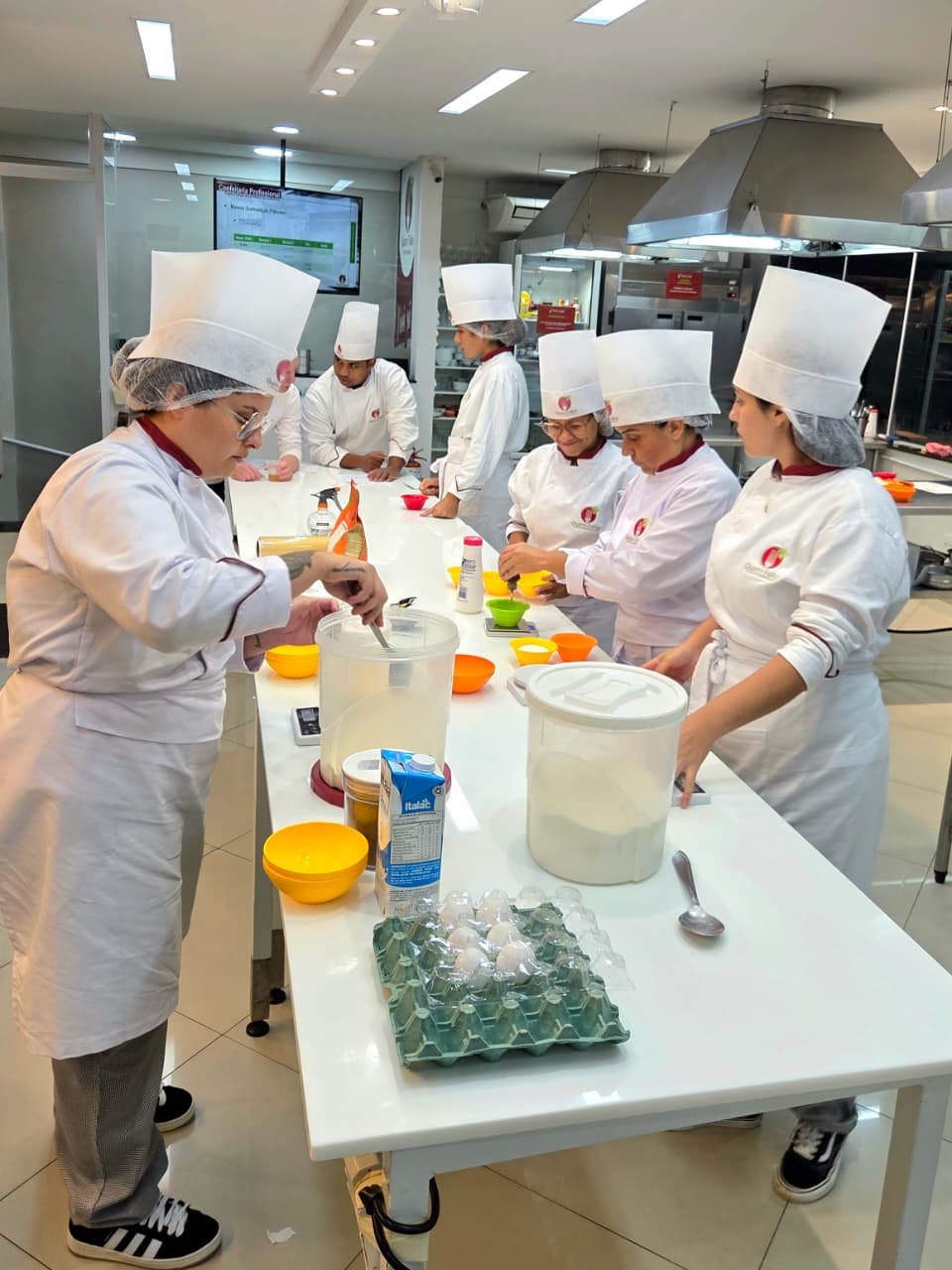 Turma em aula prática na cozinha da Quatro Folhas